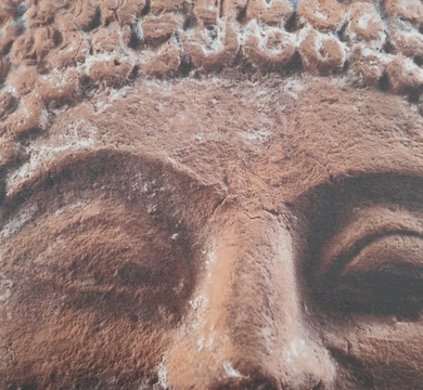 Nahaufnahme des Gesichtes einer archaischen Statuette mit Rückständen vergangener Bemalung, Foto: Antikenmuseum