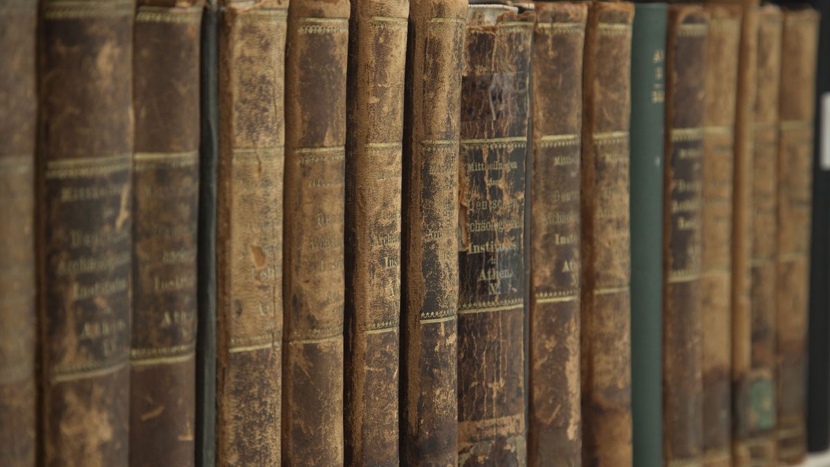 zur Vergrößerungsansicht des Bildes: Buchrücken der Zeitschrift Mitteilungen des Deutschen Archäologischen Institutes in Athen, die Buchrücken zeigen Gebrauchsspuren und alte Einbände, da sie aus dem Zeitraum von 1880-1895 stammen